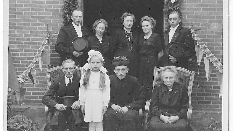 Anlässlich der Primiz von Wilhelm Schrand (vordere Reihe, 3. von rechts) versammelt sich die Familie zum gemeinsamen Erinnerungsfoto: Foto: Werner