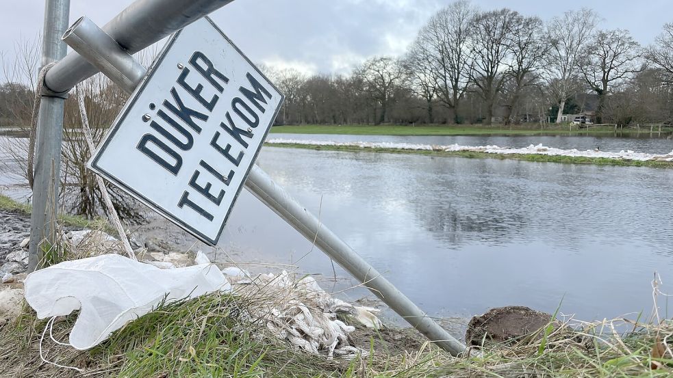 Am Dienstagnachmittag stand das Wasser in der Roten Riede in Langholt weiter hoch. Foto: Hellmers