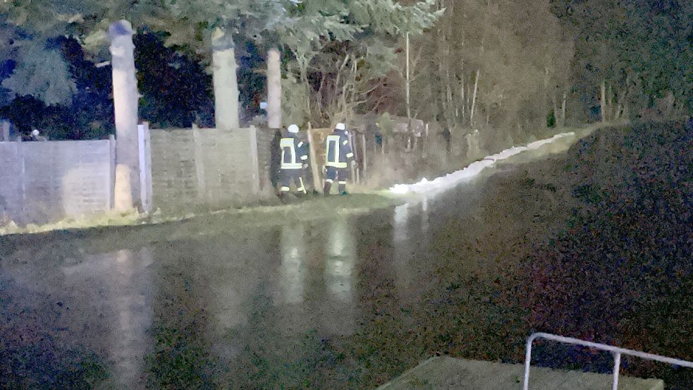 Patrouille in der Nacht: Einsatzkräfte kontrollieren den Deich in Langholt. Foto: Hellmers