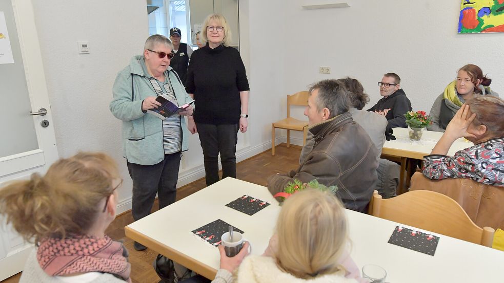 Die Leiterin des Organisationsteams der Suppenküche, Else Bierbrauer (stehend links), sowie Initiatorin und Schirmherrin Sigrid Duhm-Jäckel begrüßen am Sonntag, 17. Dezember 2023, die Gäste. Foto: Ortgies
