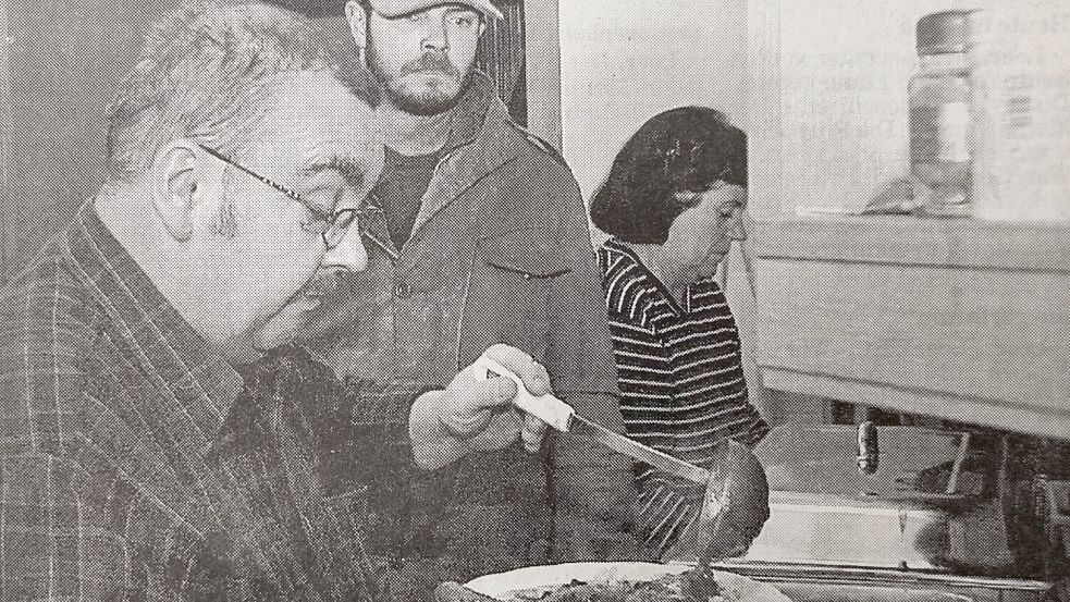 Ein Bild aus dem November 2000. Helfer Michael Rohde (links) gibt einem Gast Essen aus. Im Hintergrund ist Helferin Ilse Kerkow zu sehen. Foto: Fertig/Archiv