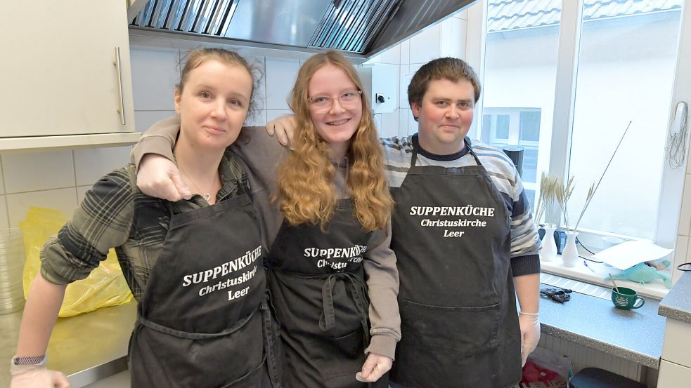 Insa Junker (von links), Marie-Cruz van Santen und Henning Böke sind drei von rund 30 Ehrenamtlichen, die in der Suppenküche helfen. Foto: Ortgies