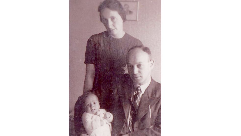 Maurice Windmüller mit seinen Eltern Ruth und Salomon. Foto: Archiv van Hasselt