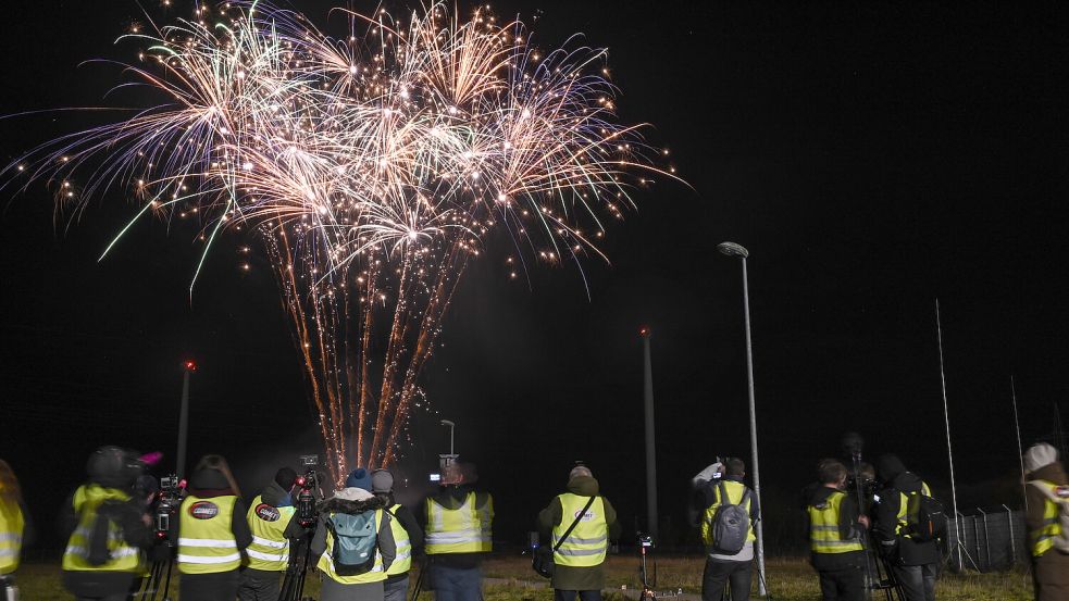 Das Feuerwerksunternehmen Comet stellt in Bremerhaven seine neuesten Produkte für das Silvesterfeuerwerk bei einem Musterschießen vor. Foto: Penning/DPA