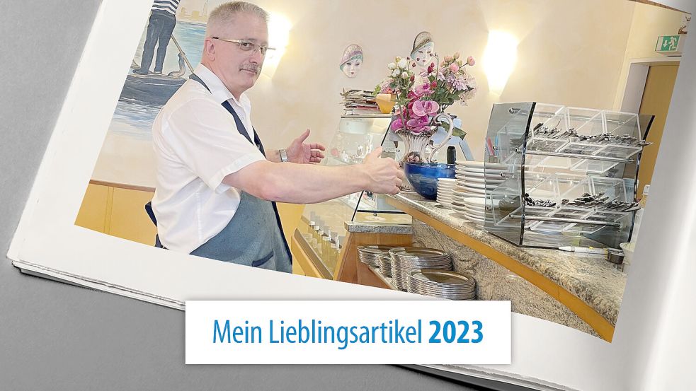 Eiscafé-Inhaber Angelo Sossai demonstriert, wie er den Tatverdächtigen vor dem Tresen seines Lokals mit beiden Armen packte und festhielt. Foto: Schuurman