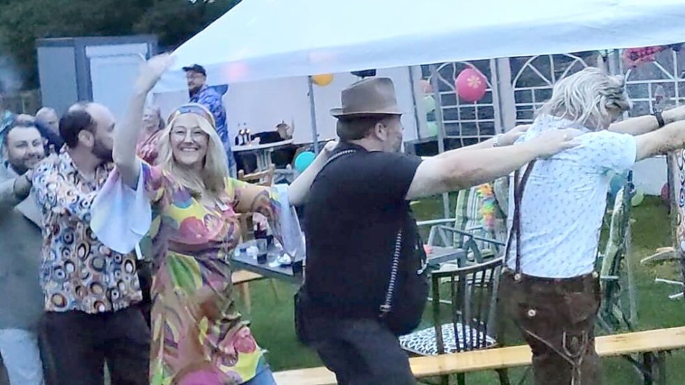 Polonaise bei der Schlagerparty in Langholt. „Das Chaos tobt, der Boden schwankt - wir auch. Hier fliegen gleich die Löcher aus dem Käse", heißt es dazu passend im Liedtext Polonaise Blankenese von Gottlieb Wendehals.