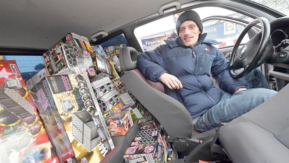 Einige Kunden füllen ihr Auto randvoll mit Feuerwerk. Foto: Ortgies
