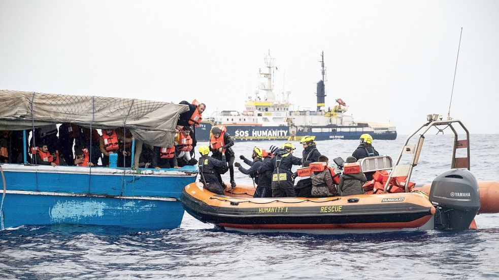Mit maroden Holzbooten machen sich die Flüchtlinge auf den Weg über das Mittelmeer. Viele geraten in Seenot. Foto: SOS Humanity/Max Hirzel