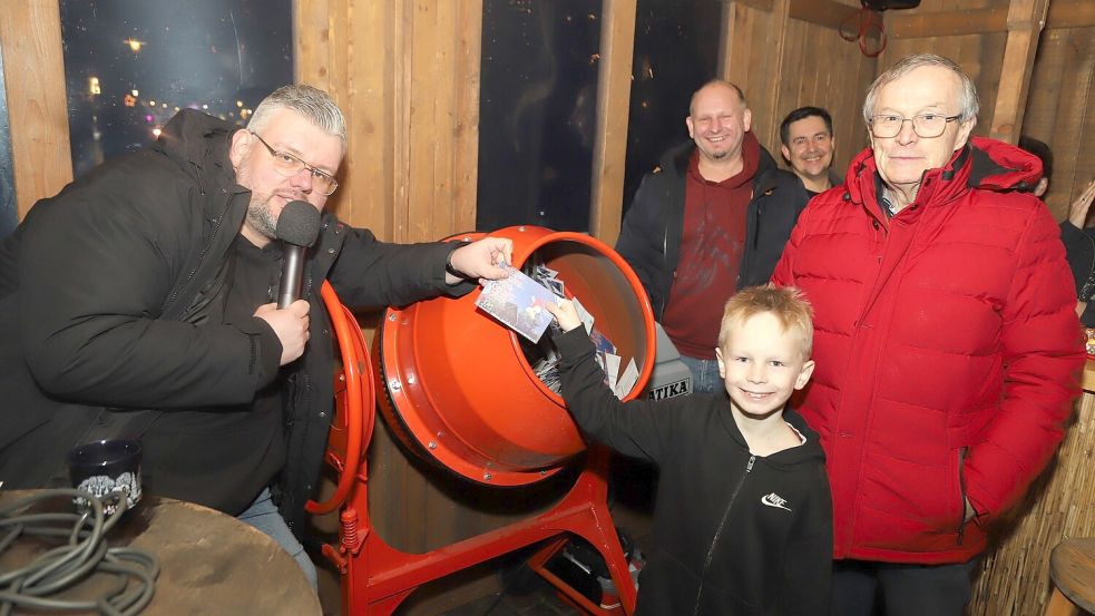 Spannung herrschte bei der Ziehung der Weihnachtsverlosung des Handels- und Gewerbevereins Barßel (von links): Michael Niemeyer, Glücksfee Christoph Kreke, Markus Kreke, René Hartmann und Franz Bahlmann. Foto: Passmann