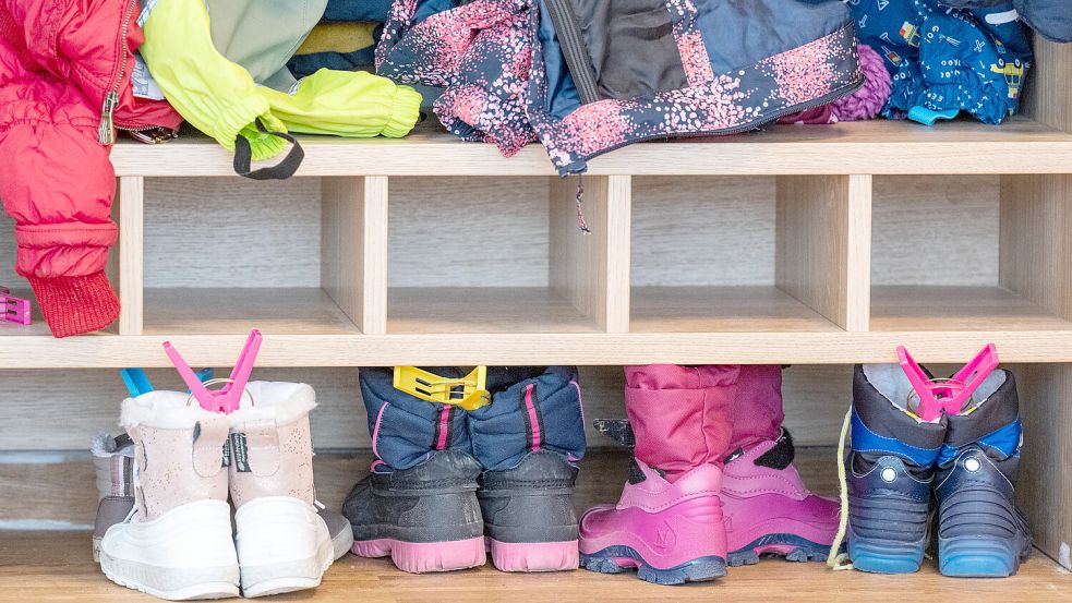Der Landkreis Leer ist wieder für die Kinderbetreuung in der Stadt Leer zuständig. Nun gibt es Streit um die fehlenden Plätze bei der Übergabe. Foto: Weigel/dpa