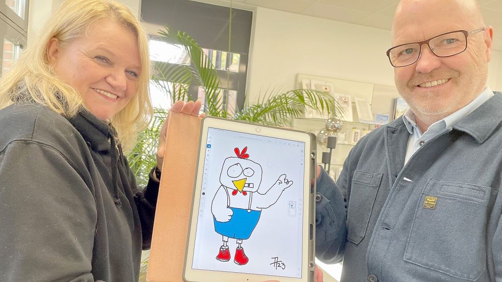 Anja Andabaka und Horst Kruse mit einem Chicken Crusoe, das die Künstlerin in der GA-Geschäftsstelle am Tablet skizziert hat. Foto: Janßen