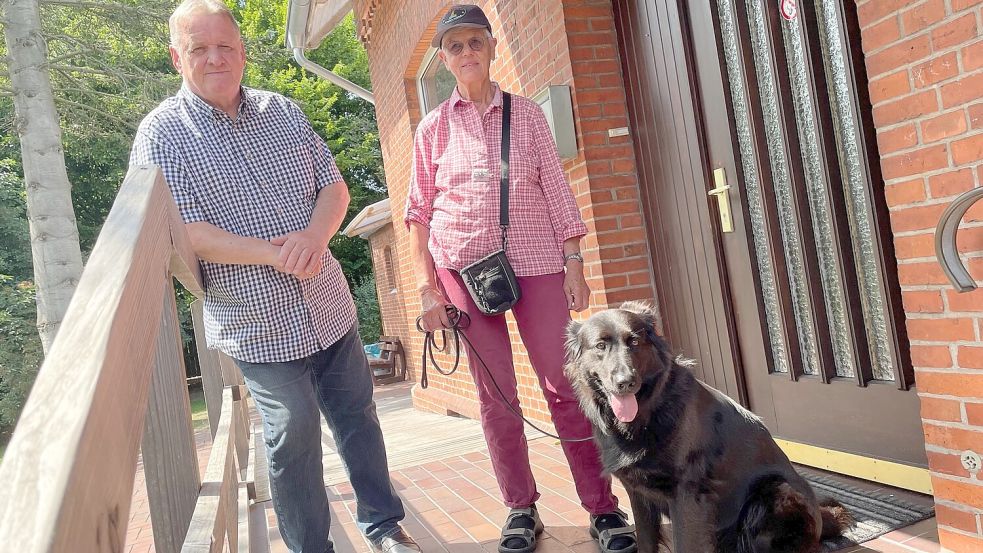 Angela Block und Achim Schneider vom Seniorenbeirat an der Tür des Seniorentreffpunkt. Auf dem Gelände hatten sich zum Schluss regelmäßig Dutzende von Jugendlichen getroffen. Foto: Janßen