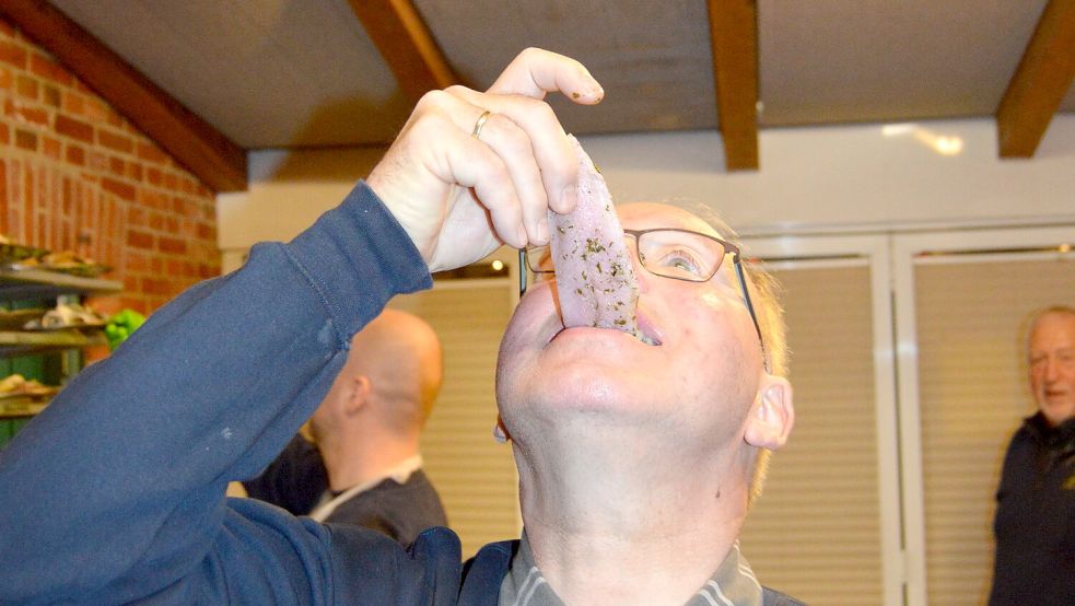 Böde Busboom, Vorsitzender des Mühlenvereins Idafehn, lässt sich einen Matjes schmecken. Fotos: Weers