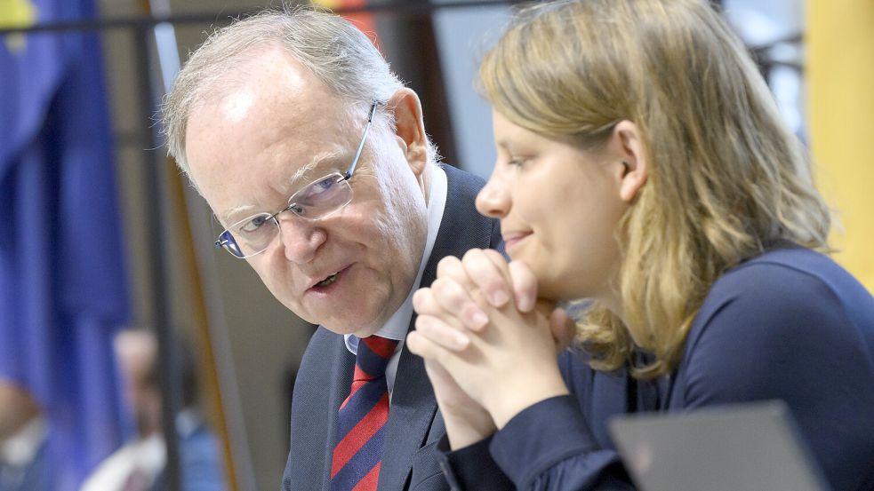 Die rot-grüne Landesregierung von Ministerpräsident Stephan Weil (SPD) und seiner Stellvertreterin Julia Willie Hamburg (Grüne) erhielt in einer aktuellen Umfrage kein gutes Zeugnis. Foto: Julian Stratenschulte/dpa