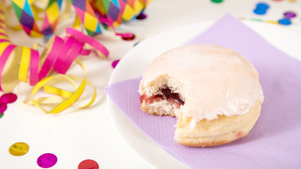 Berliner bzw. Pfannkuchen oder Krapfen gehören nur für etwa jeden sechsten Deutschen zu einem gelungenen Silvesterabend dazu. Foto: dpa/Christin Klose