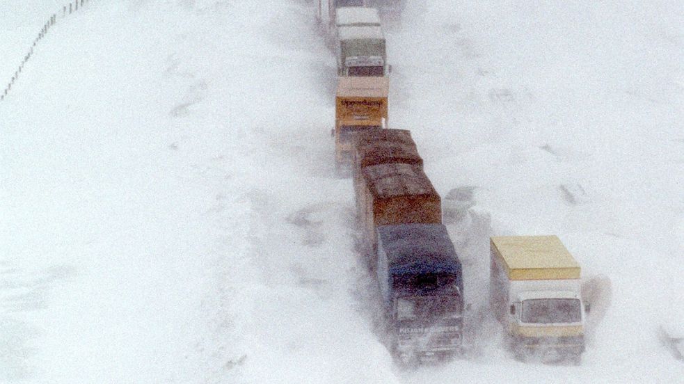 Als gar nichts mehr ging: Die Schneekatastrophe von 1978/79 in Norddeutschland. Foto: picture alliance/dpa/Werner Baum