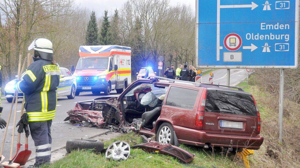 Eines der beiden Autos landete nach dem Aufprall am Straßenrand. Aus diesem Wagen befreite die Feuerwehr eine Frau. Foto: Wolters