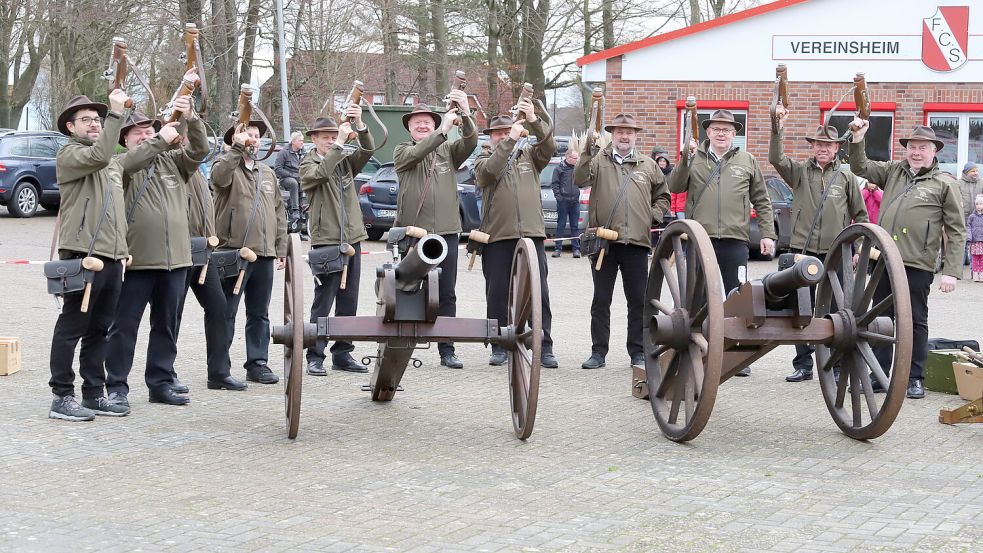 Elf Böllerbuben zählt der Böllerverein Sedelsberg. Er traf sich Silvester am Spätnachmittag auf dem Sportplatz im Ort, um es dort richtig krachen zu lassen. Foto: Passmann