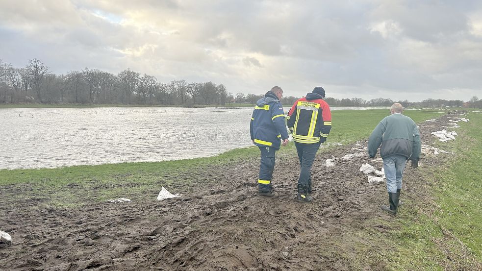 Am Dienstagvormittag wurde der Deich in Hollen erneut von der Feuerwehr begutachtet. Foto: Heinig