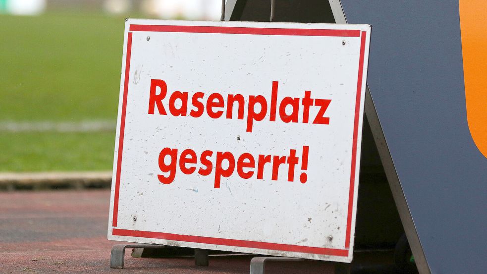 Auch an diesem Wochenende gibt es nur ein kleines Fußball-Programm in Ostfriesland. Wenn, rollt der Ball meist auf Kunstrasen. Foto: Imago