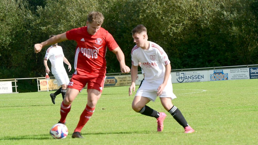 Das vermutlich letzte Rasenspiel des Jahres 2023 in der Bezirksliga findet diesen Sonntag in Bunde statt. Der TV (am Ball) empfängt um 15 Uhr den SV Jheringsfehn. Zeitgleich trifft die SpVg Aurich auf Kunstrasen auf Germania Leer. Archivfoto: Damm
