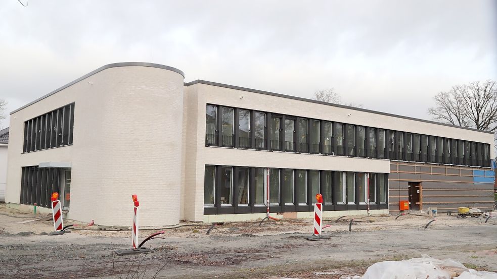 Ohne Baugerüst präsentiert sich das künftige Rathaus der Gemeinde Barßel jetzt den Blicken der Betrachter. Das helle Mauerwerk wurde so eingeschlämmt, dass die Struktur der Ziegel erkennbar bleibt. Foto: Passmann