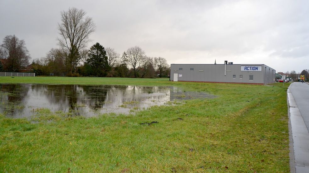 Unter Wasser steht derzeit das Areal an der Rosmarinheide hinter dem Action-Markt, das die Gemeinde Rhauderfehn nutzen möchte, um dort Container aufzustellen, in denen geflüchtete Menschen leben können. Foto: Fertig
