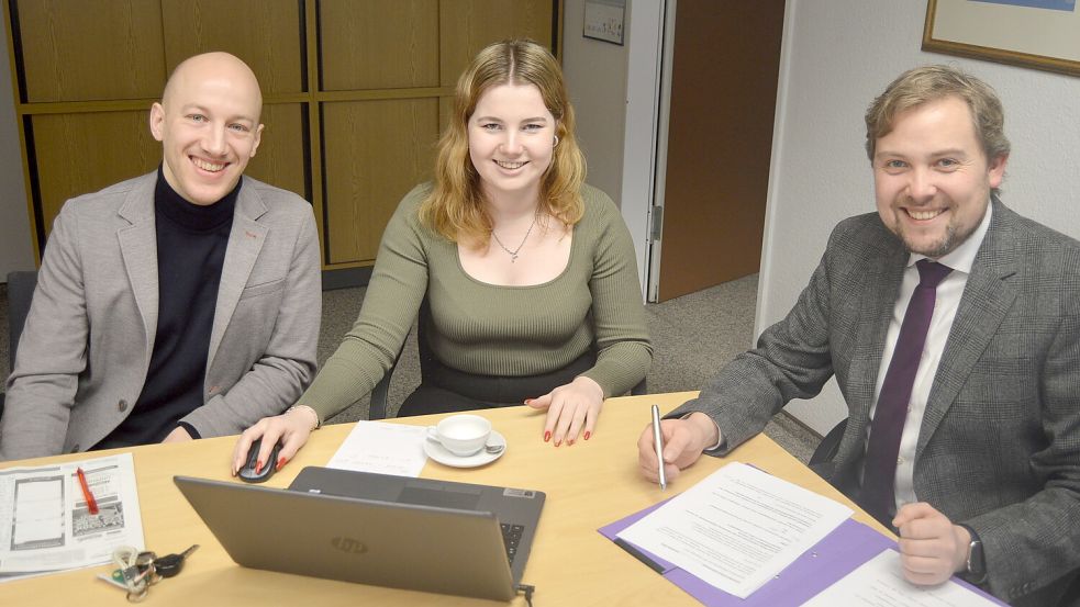 Die Gewinnlose der Weihnachtsaktion des Rhauderfehner Gewerbevereins wurden unter notarieller Aufsicht gezogen. Das Foto zeigt (von links) Thies Kruse (Vorsitzender Rhauderfehner Gewerbeverein), Judith Müller (Auszubildende Gemeinde Rhauderfehn) und Immo Radtke (Notar aus Rhauderfehn). Foto: Weers