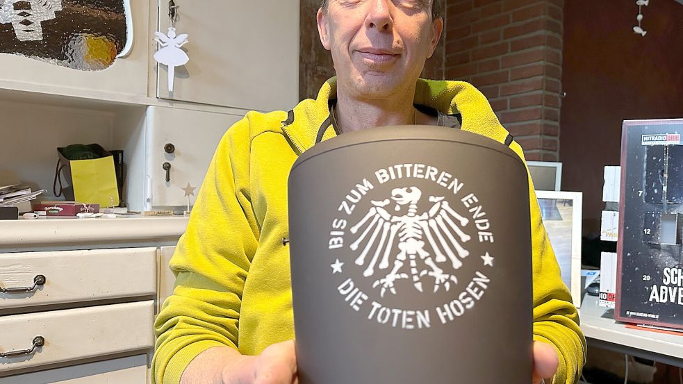 Erwin Manteufel hat Vorsorge getroffen und sich bereits seine Urne bereits ausgesucht. Foto: Kristina Mehlert
