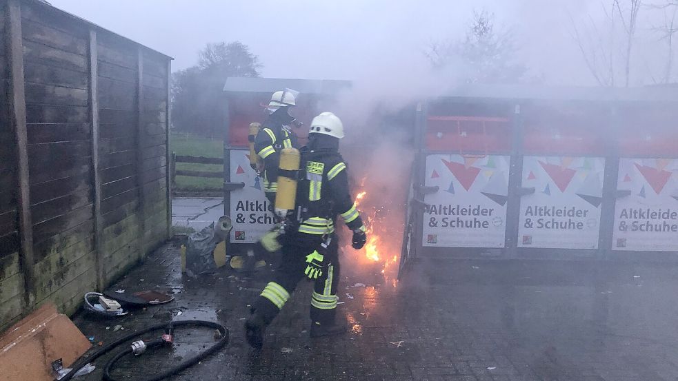Nachdem das Schloss des Containers aufgeflext worden war, konnten die Helfer die brennenden Altkleider löschen. Foto: Ammermann