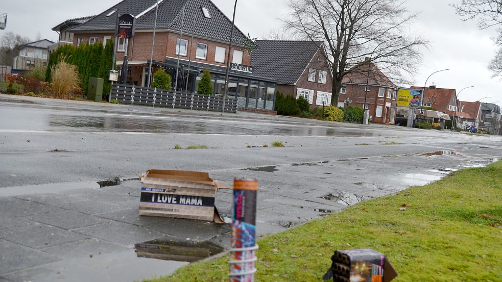 Auch an der Rhauderwieke in Rhaudermoor liegt noch mancherorts abgebranntes, verregnetes Silvesterfeuerwerk entlang der Straße. Foto: Fertig