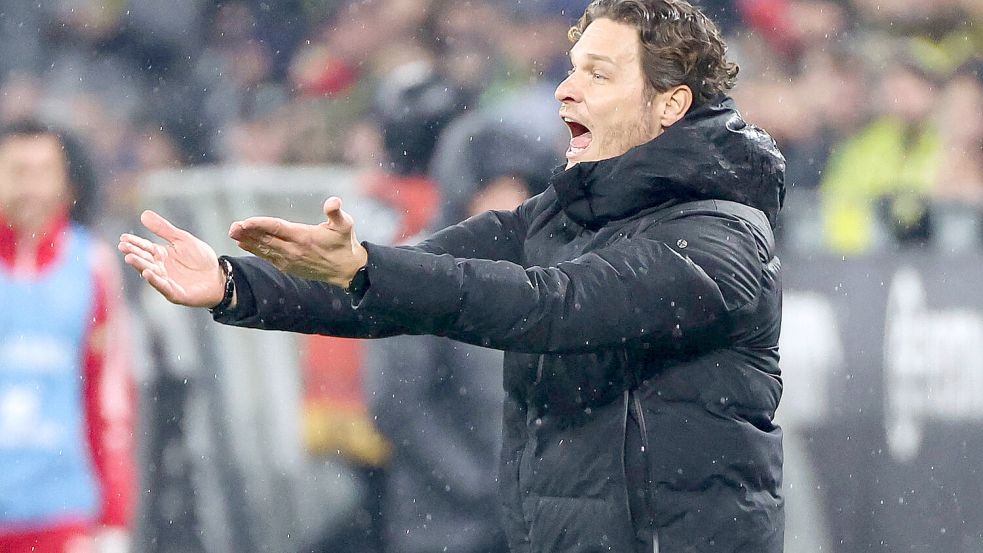 Dortmund-Trainer Edin Terzic muss sich den Platz auf der Trainerbank zukünftig mit Sven Bender und Nuri Sahin teilen. Foto: IMAGO IMAGES/ osnapix