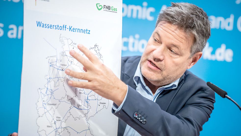 Wirtschaftsminister Robert Habeck (Grüne) stellt am Dienstag die Pläne für ein deutsches Wasserstoffkernnetz vor. Foto: Kappeler/DPA