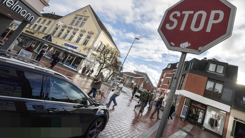Fahrzeuge müssen an der Kreuzung wegen der Stop-Schilder anhalten. Fußgänger haben aber trotzdem keinen Vorrang. Foto: Ortgies