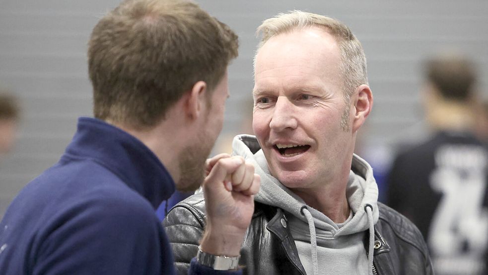 Eckhard Sanders (rechts), hier am Rande der Emder Hallenfußball-Stadtmeisterschaft im Gespräch mit Sebastian Plog (Technischer Direktor), könnte sich einen Posten im neuen Kickers-Vorstand vorstellen. Foto: Doden/Emden