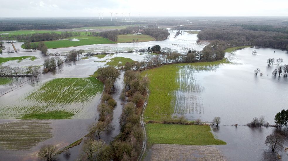 Der kleine Fluss Hunte ist in der Nähe von Oldenburg über die Ufer getreten und überschwemmt die umliegenden Wiesen und Äcker. Foto: Charisius/DPA