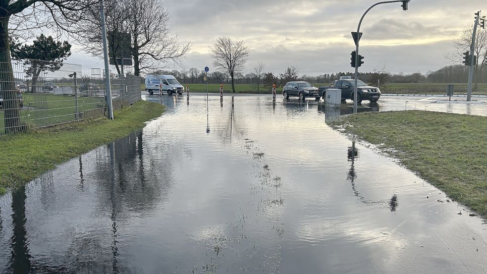 In Hesel stand eine Kreuzung unter Wasser. Foto: Heinig