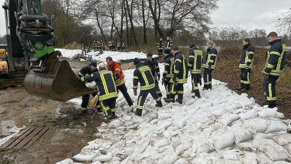 Einsatzkräfte der Feuerwehr-Kreisbereitschaft Cloppenburg waren zur Deichsicherung bei Löningen im Einsatz. Foto: Giehl/Kreisfeuerwehr Cloppenburg