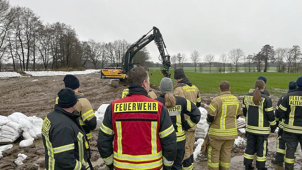 Auch Einsatzkräfte der Feuerwehren aus Ramsloh, Scharrel und Altenoythe waren im Hochwassergebiet bei Löningen gefordert. Foto: Giehl/Kreisfeuerwehr