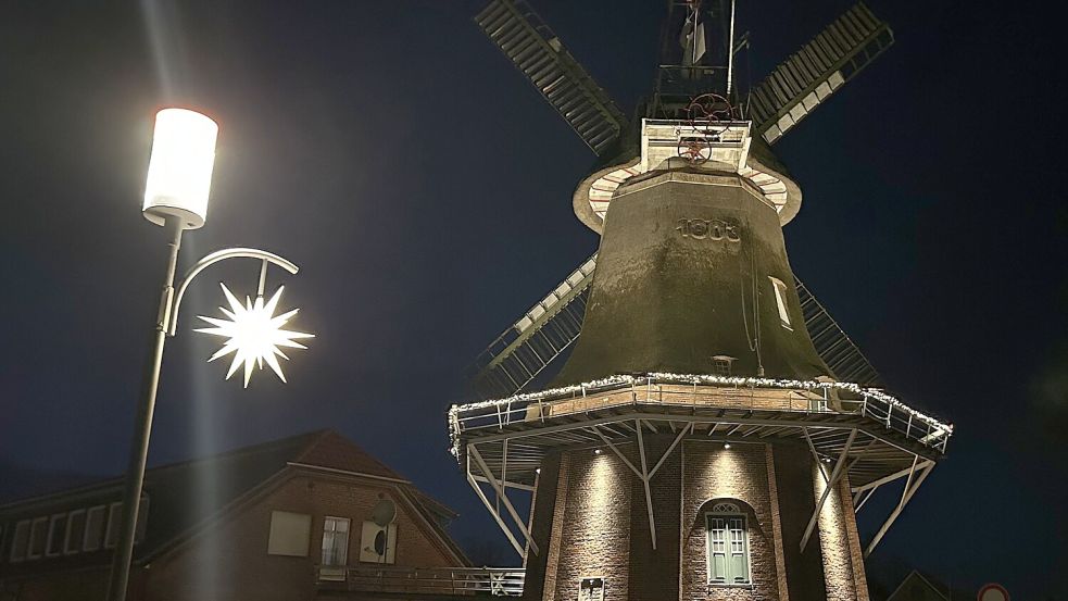 Mühle und Straßenlaternen im Alten Postweg in Remels sind Teil des Beleuchtungskonzepts. Foto: Heinig