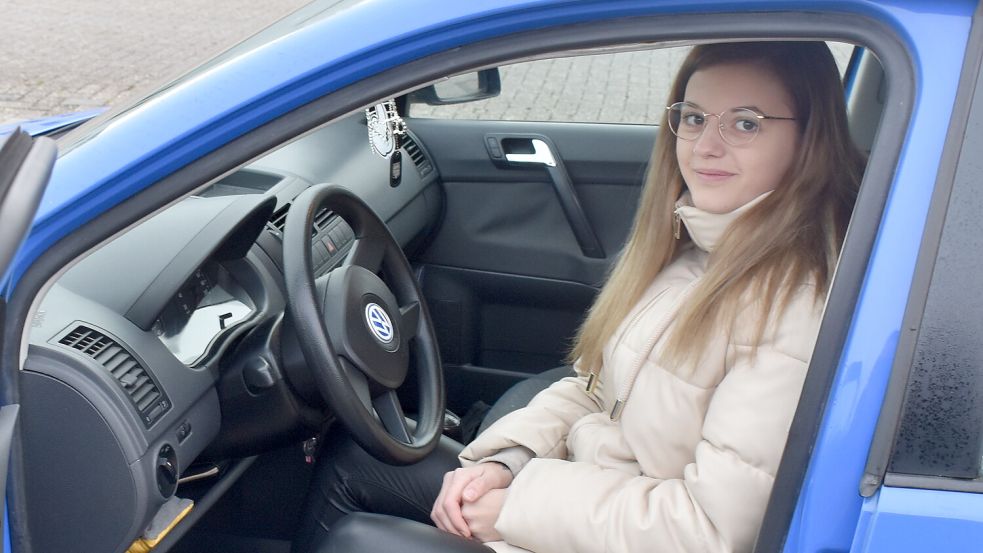 Überglücklich ist die junge Ostrhauderfehnerin Chantal Hinrichs. Mithilfe von Spendengeldern konnte sie sich ein neues Auto kaufen. Fotos: Zein