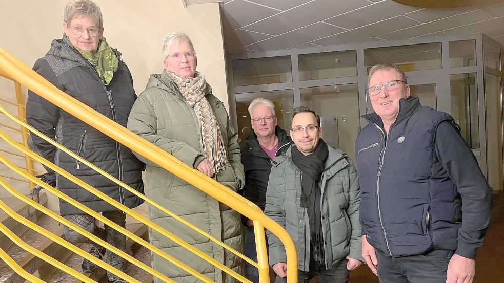 Sind von der Reaktion der Politik enttäuscht: Jutta vor dem Berg (von links), Maria de Buhr, Helwig Weber, Ubbo Harders und Horst Meyer vom Förderverein Tourismus Rhauderfehn. Foto: Janßen
