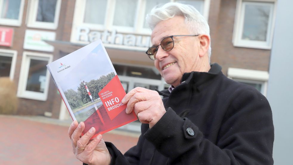 Eine Ausgabe der neuen Informationsbroschüre holte sich Hans Bunger aus dem Rathaus und warf schon einmal einen Blick hinein. Foto: Passmann