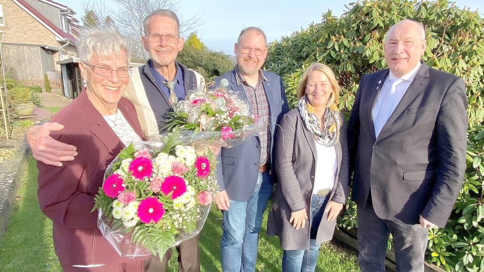 Anlässlich seines Ehrentages erhielt das Ehepaar (von links) Maria und Georg Mahn Besuch von kommunalpolitischen Vertretern: Thomas Otto, dem Bürgermeister der Gemeinde Saterland, Monika Knelangen, der stellvertretenden Bürgermeisterin des Saterlands, sowie Bernhard Möller, stellvertretendem Landrat des Landkreises Cloppenburg. Foto: privat