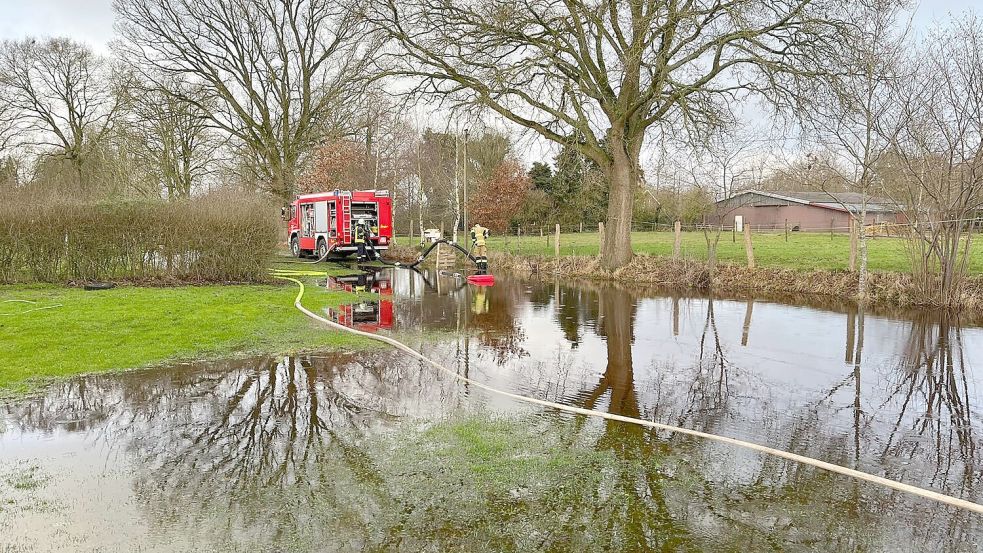 Wie ein großer See breitete sich das Wasser auf dem Grundstück aus. Foto: Feuerwehr