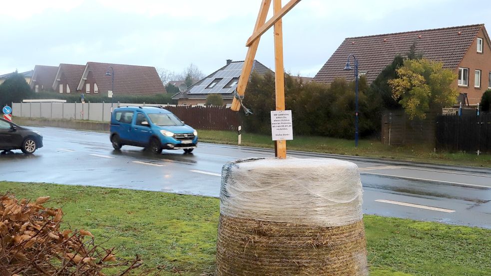 Ein Strohballen mit einem Galgen steht seit einiger Zeit in Barßel am Ortseingang. Das Zeichen des Protests richtet sich gegen die Ampelkoalition, die ein Sparpaket geschnürt hat, das auch die Agrardieselsubvention einschließt. Foto: Passmann