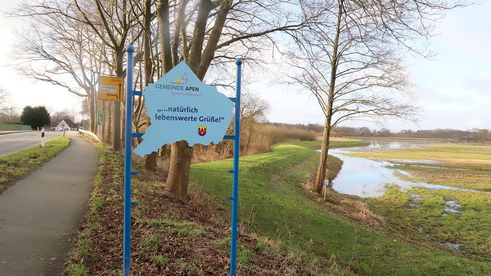 Der Deich am Nordloher-Barßeler Tief direkt an der Grenze der Gemeinde Barßel zum Ammerland wird verstärkt. Foto: Passmann