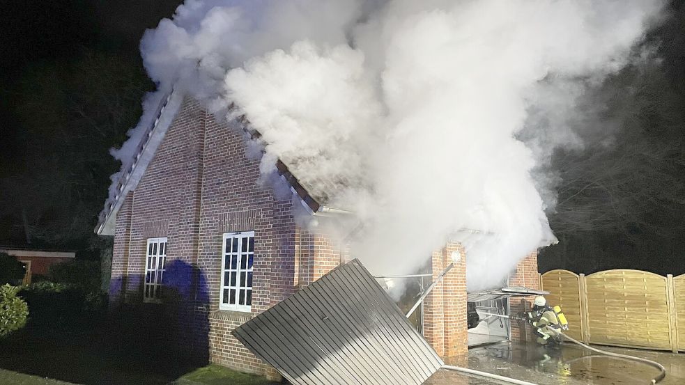 Rauch steigt aus der Garage auf. Foto: Feuerwehr Uplengen-Mitte