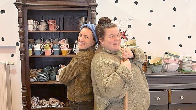 Melina Gatzka-Göttrup (rechts) aus Folmhusen und Elena Tomé aus Hesel eröffnen am 26. Januar 2024 das Café „Villa Kunterbunt by Kuchenliebe“ an der Bundesstraße 70 in Großwolde. Foto: Privat