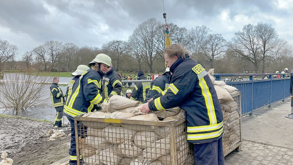 In Langholt waren an Weihnachten zahlreiche Helfer im Einsatz, aber rücken sie bei Hochwasser auch zu Privathäusern aus? Foto: Hellmers